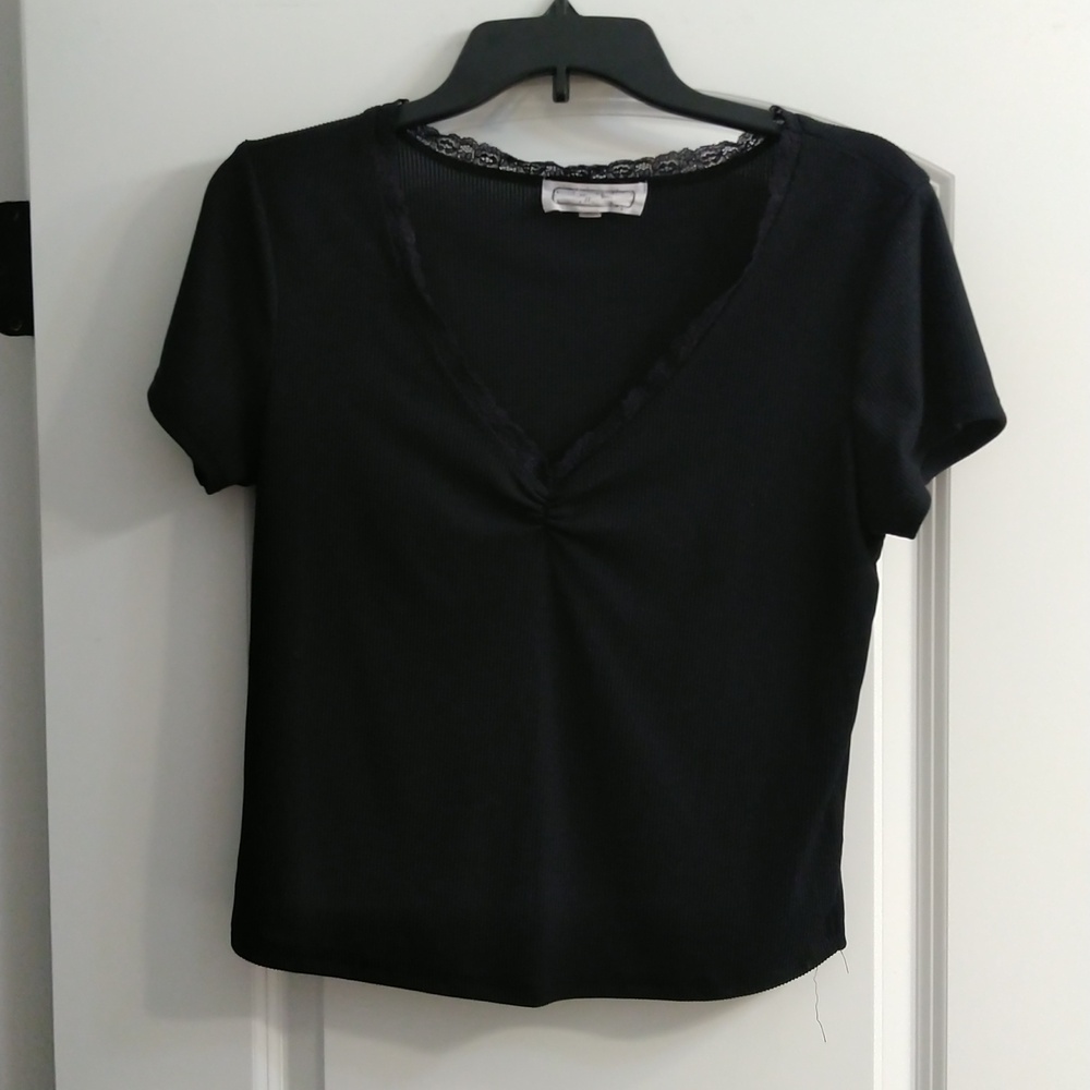 Hippie Rose cropped v-neck T-shirt in black. Size Juniors XL